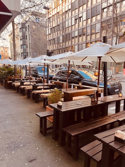 Genieße täglich wechselnde Special Drinks, die mit einzigartiger Gummibärli-Deko zum echten Erlebnis werden.